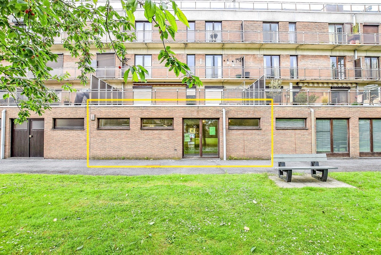 Centraal gelegen handelsruimte (148 m²) in centrum Diksmuide! foto 2