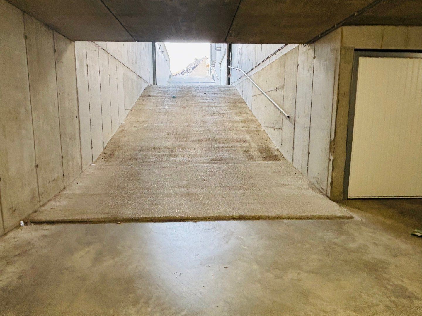 Grote garagebox met sectionale poort in mooie residentie op topligging foto 8