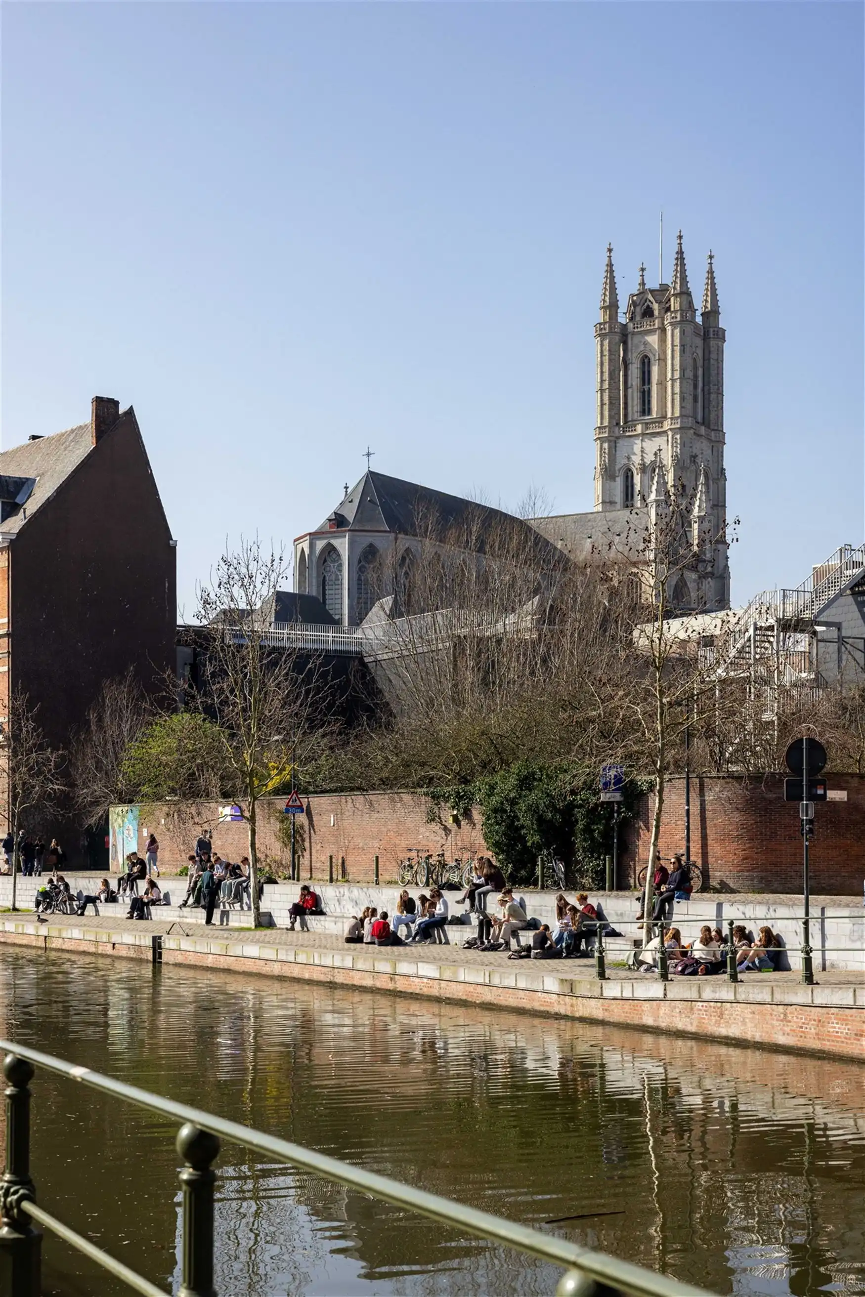 Horecapand met terras aan het water in hartje Gent foto 14