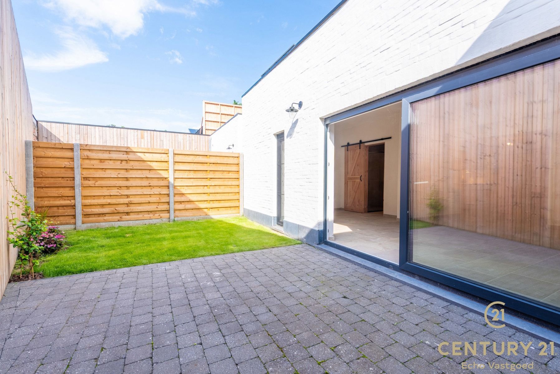 Ruime, gelijkvloerse studio met tuin en terras foto {{pictureIndex}}