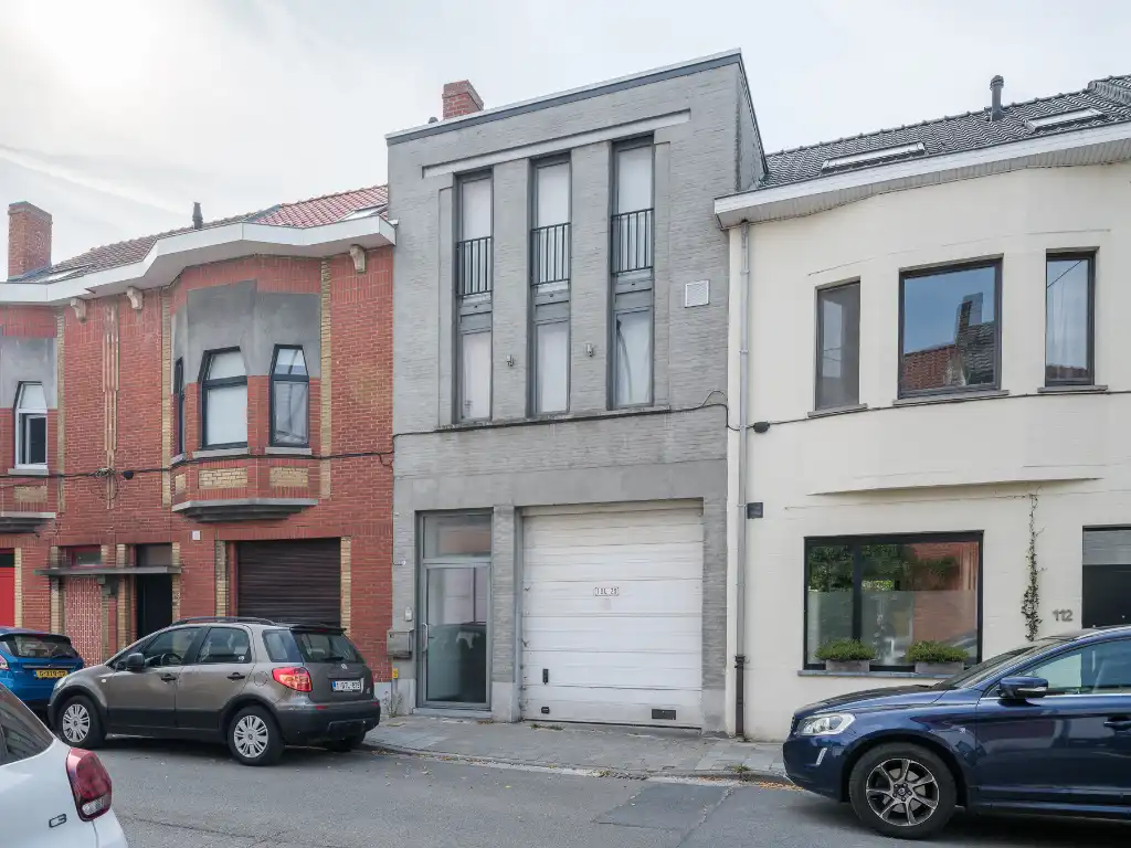 Hoofdfoto van de publicatie: Sint-Amandsberg. Op te frissen directeurswoning met bijhorend magazijn en afzonderlijke loft op een boogscheut van het centrum van Gent.