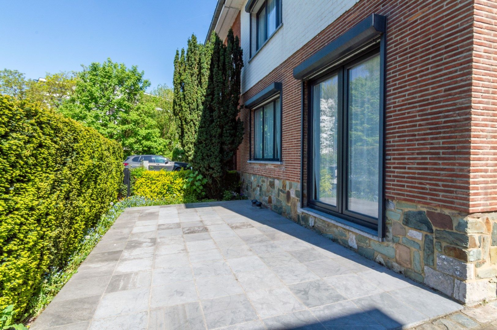  Ruime en goed onderhouden driegevel-woning met 3 slaapkamers, 2 terrassen, tuin, garage en oprit met plaats voor meerdere wagens foto 2