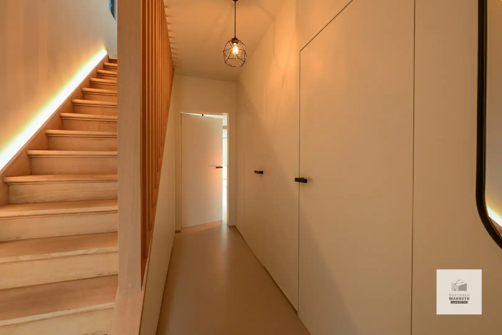 Energiezuinige woning met 4 slaapkamers, prachtige tuin met grote/hoge carport . foto 12
