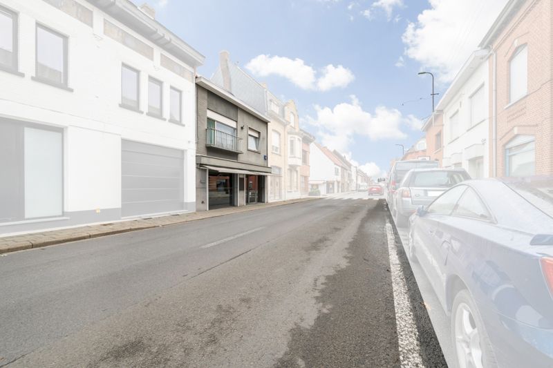 Lauwe-Centrum. Uitstekende gelegen handelseigendom : wonen en werken met 4 slaapkamers met tuin en aparte ingang garagegebouw en parking. POLYVALENTE EIGENDOM MET POTENTIEEL ! foto 2