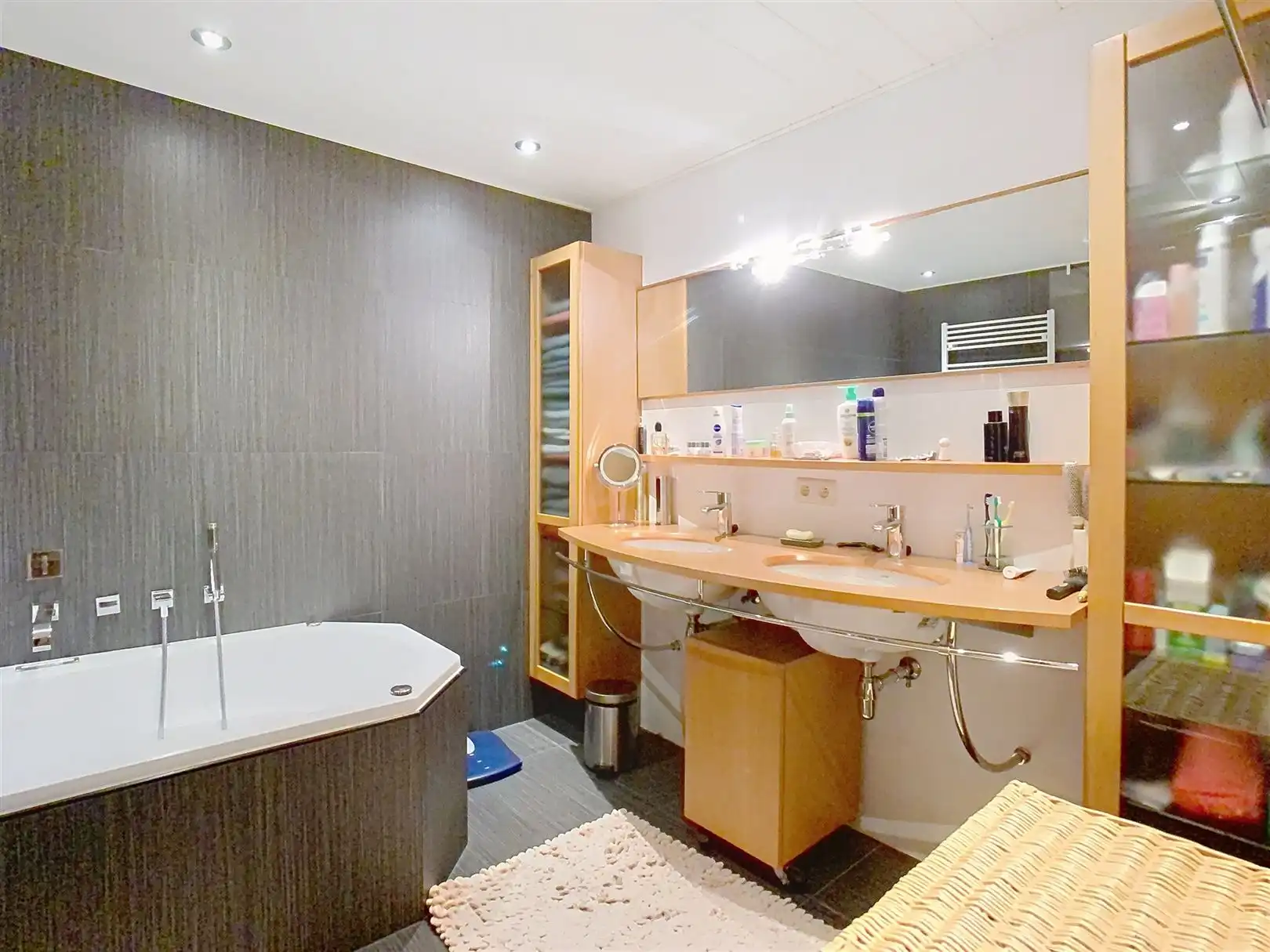 Gebouw met ruim 4 slaapkamer appartement en gelijkvloerse handelszaak foto 28