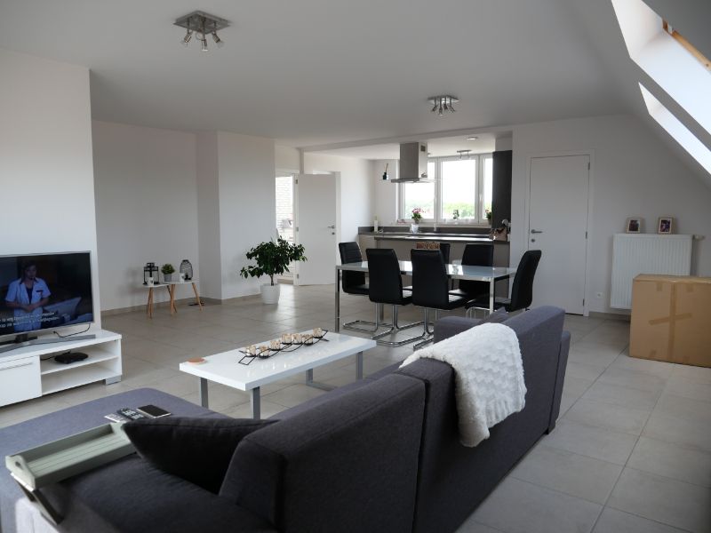 Dakappartement met 2 slaapkamers, groot terras en garage te huur in Tiegem foto 2