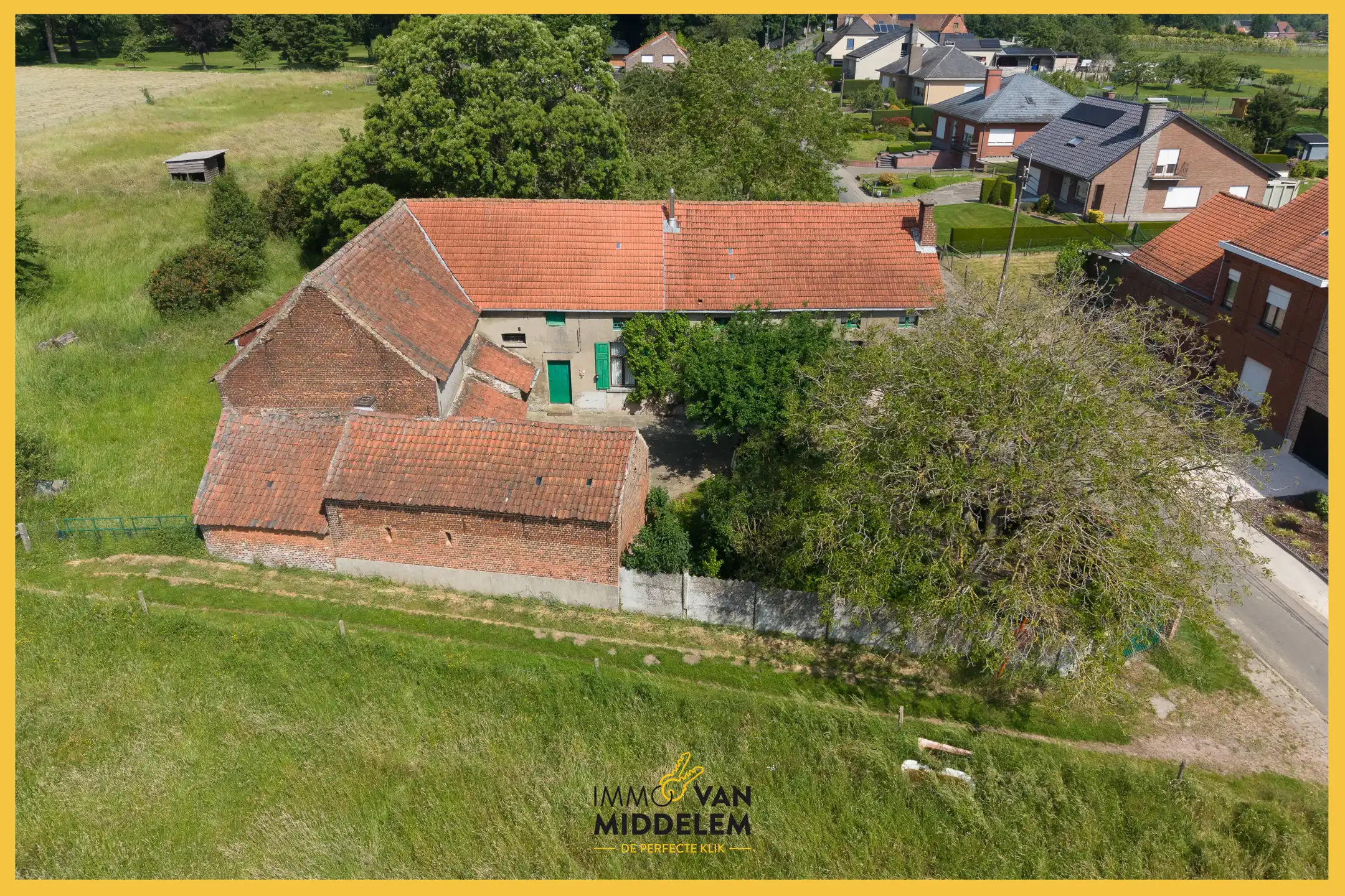 Hoofdfoto van de publicatie: PRACHTIG GELEGEN TE RENOVEREN HOEVE OP +/- 1,80 hectare