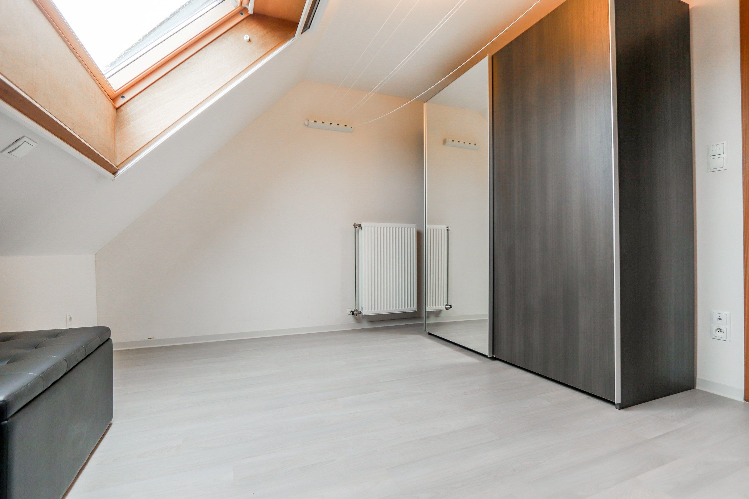 RECENTE GEZINSWONING MET TUIN EN GARAGE foto 17