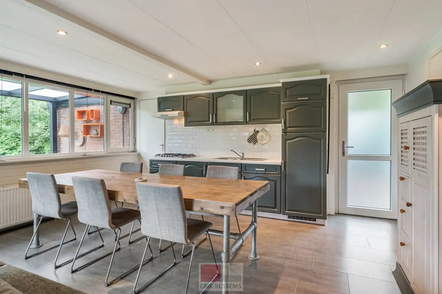 Leuke, energiezuinige met EPC label D (zeldzaam op dit park!) en instapklare vakantiebungalow met twee slaapkamers en een bewoonbare oppervlakte van ca. 68 m². foto 3