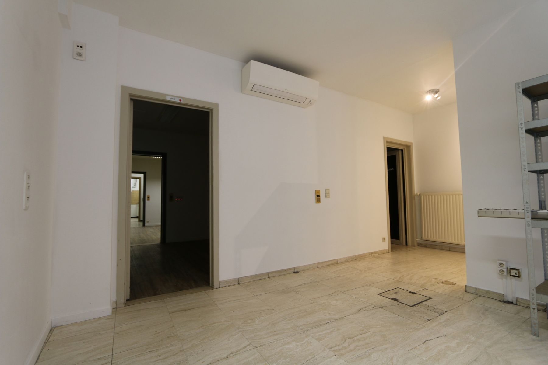 Handel 220 m² + kelder + drukke ligging + optie parking foto 6