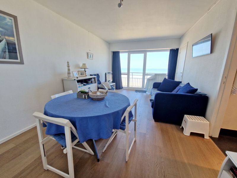 PANORAMISCH ZICHT OP ZEE vanop verdieping 14 foto {{pictureIndex}}