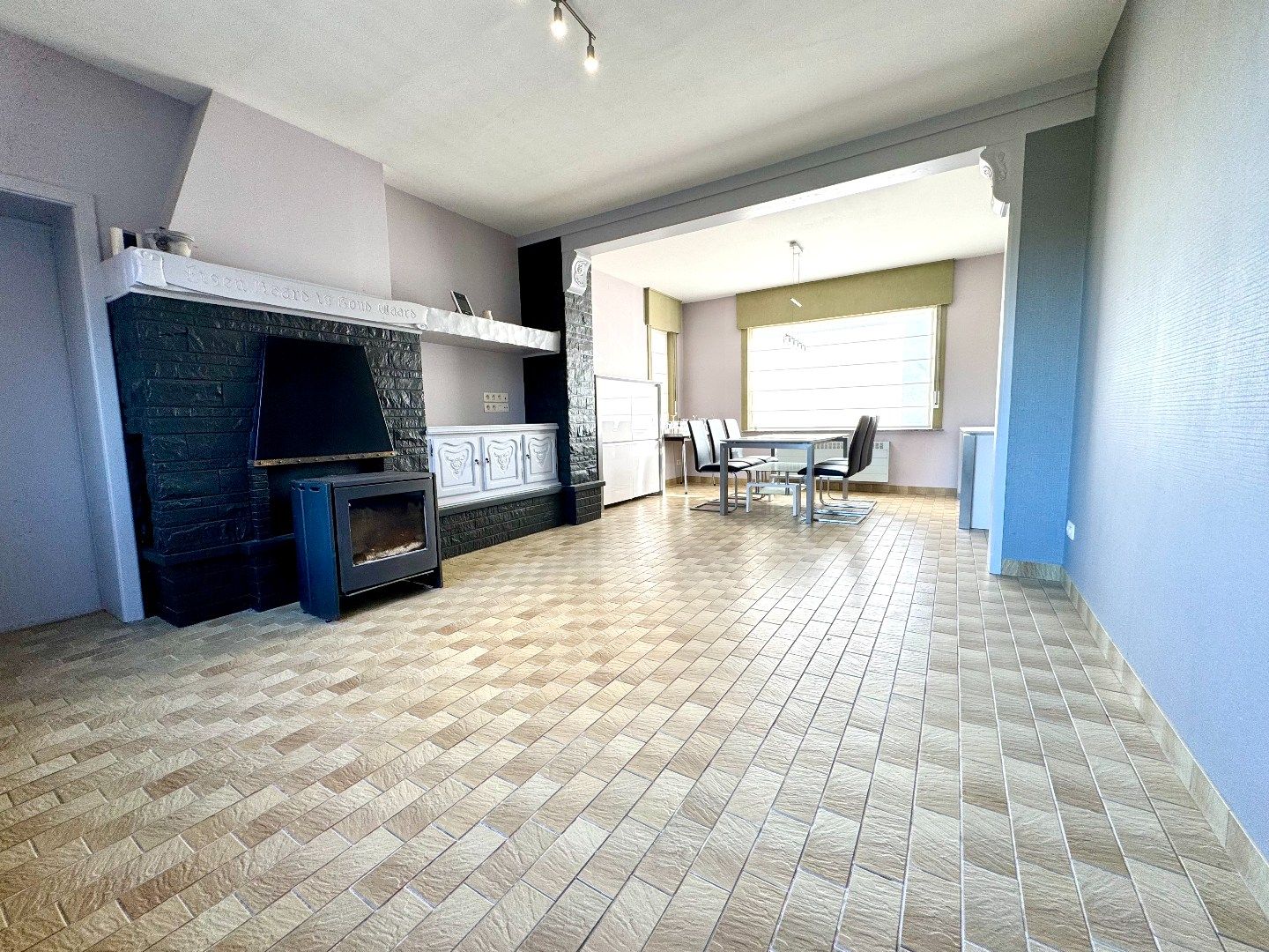 HALFOPEN WONING MET 3 SLPKS, GARAGE EN RUIME TUIN foto 3