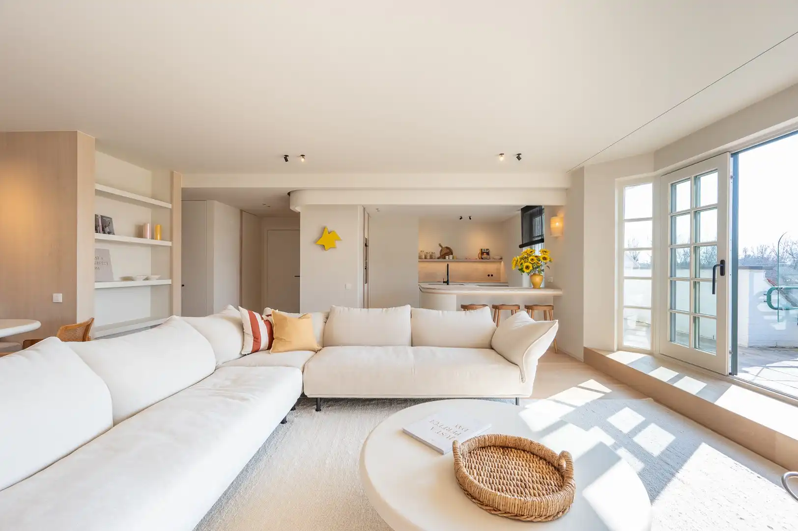 High-end gerenoveerd hoekappartement in het prestigieuze domein Tennis Gardens, vlakbij het strand en de zee. foto 3