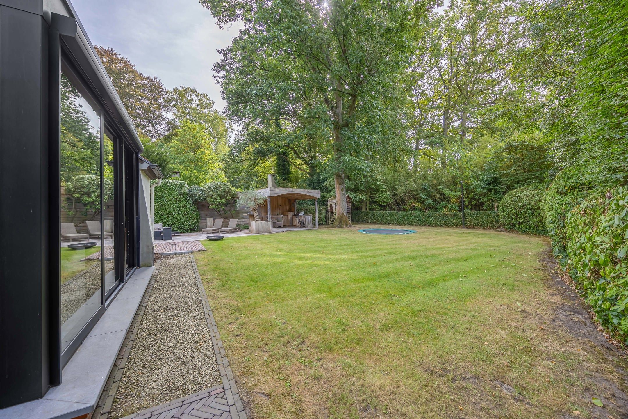 Karaktervolle villa op ca 1.780 m² met bijgebouw en garage foto 23