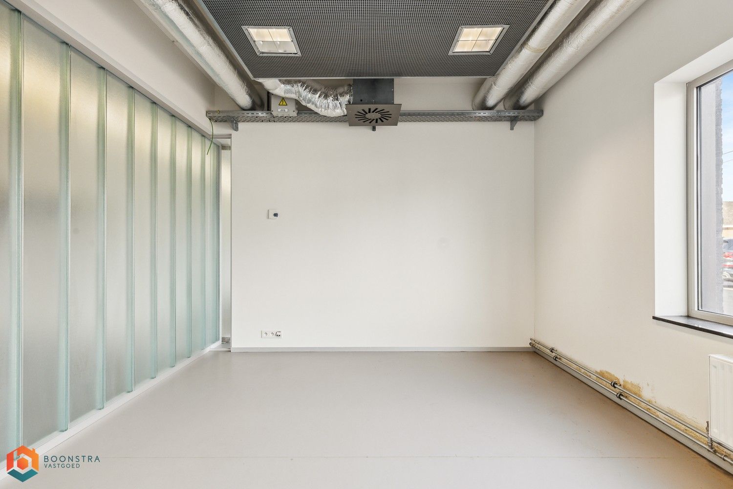 Veelzijdig kantoorgebouw met ruime parking op 2433 m² foto 24