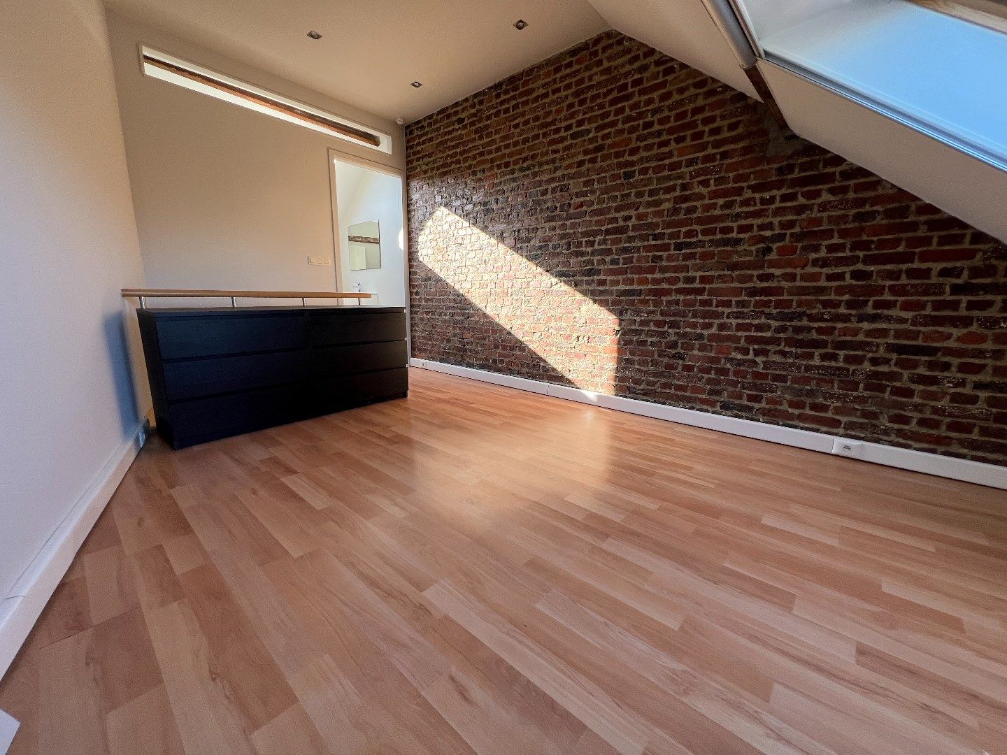 Gezellige rijwoning met 1 slaapkamer (+ bureau) en terras (2 slpks mogelijk) foto 7