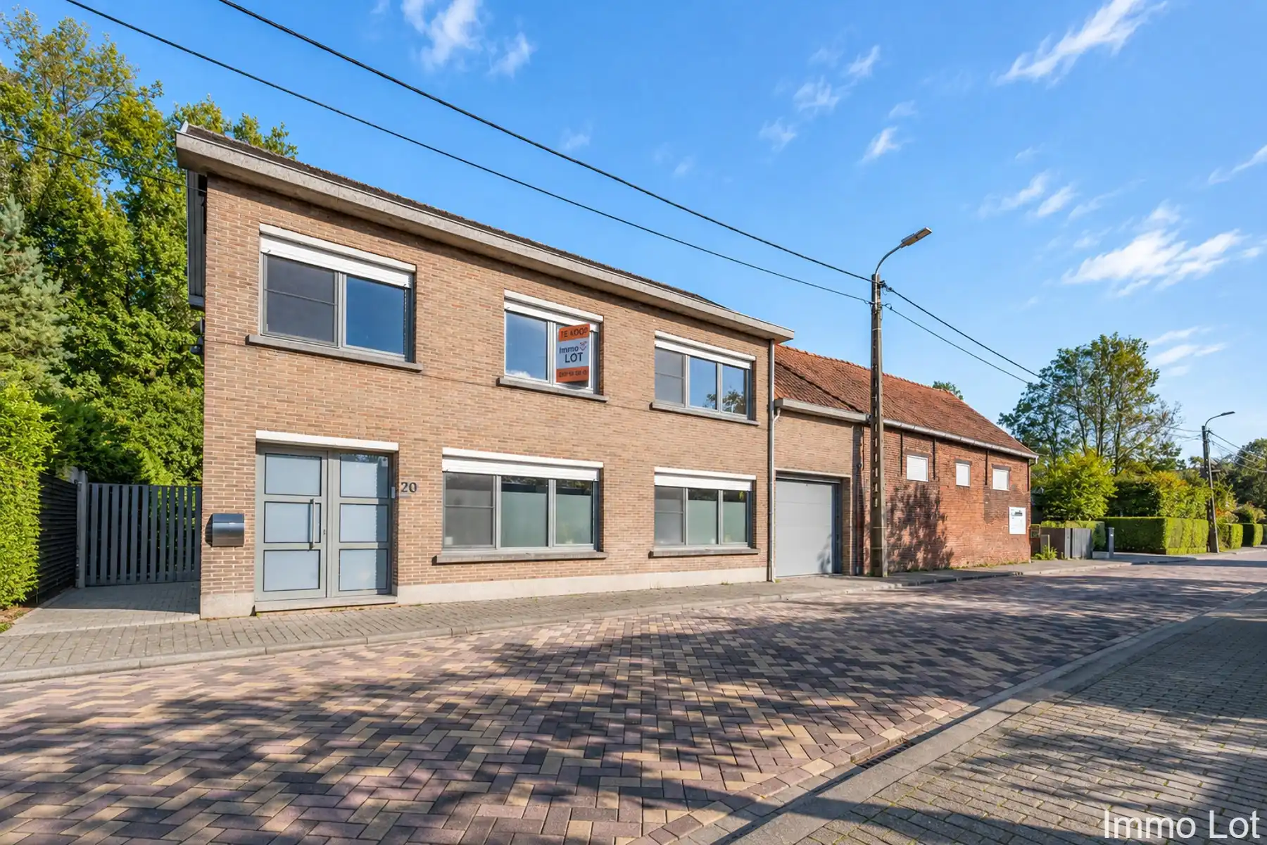 Woning met groot magazijn, dubbele garage en apart bureau foto 23