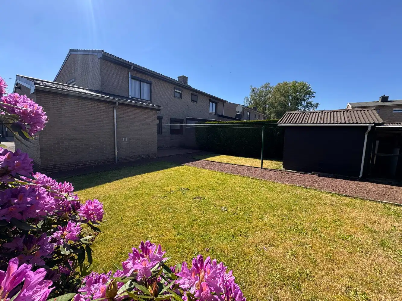 Gezinswoning met 3 slaapkamers, garage en tuin op 428 m² foto 2