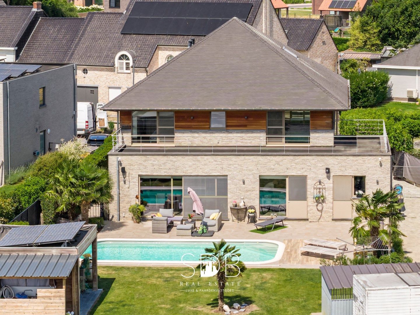 Moderne villa met gezinstuin en zwembad op 1.255m²  foto {{pictureIndex}}