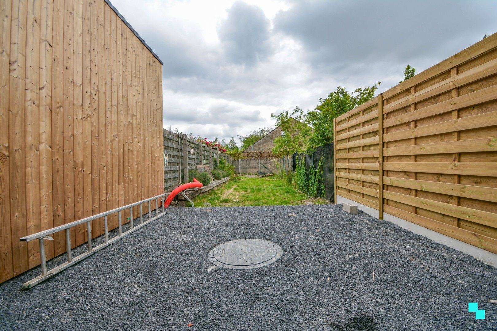 Totaal gerenoveerde woning met garage te centrum Roeselare foto 11