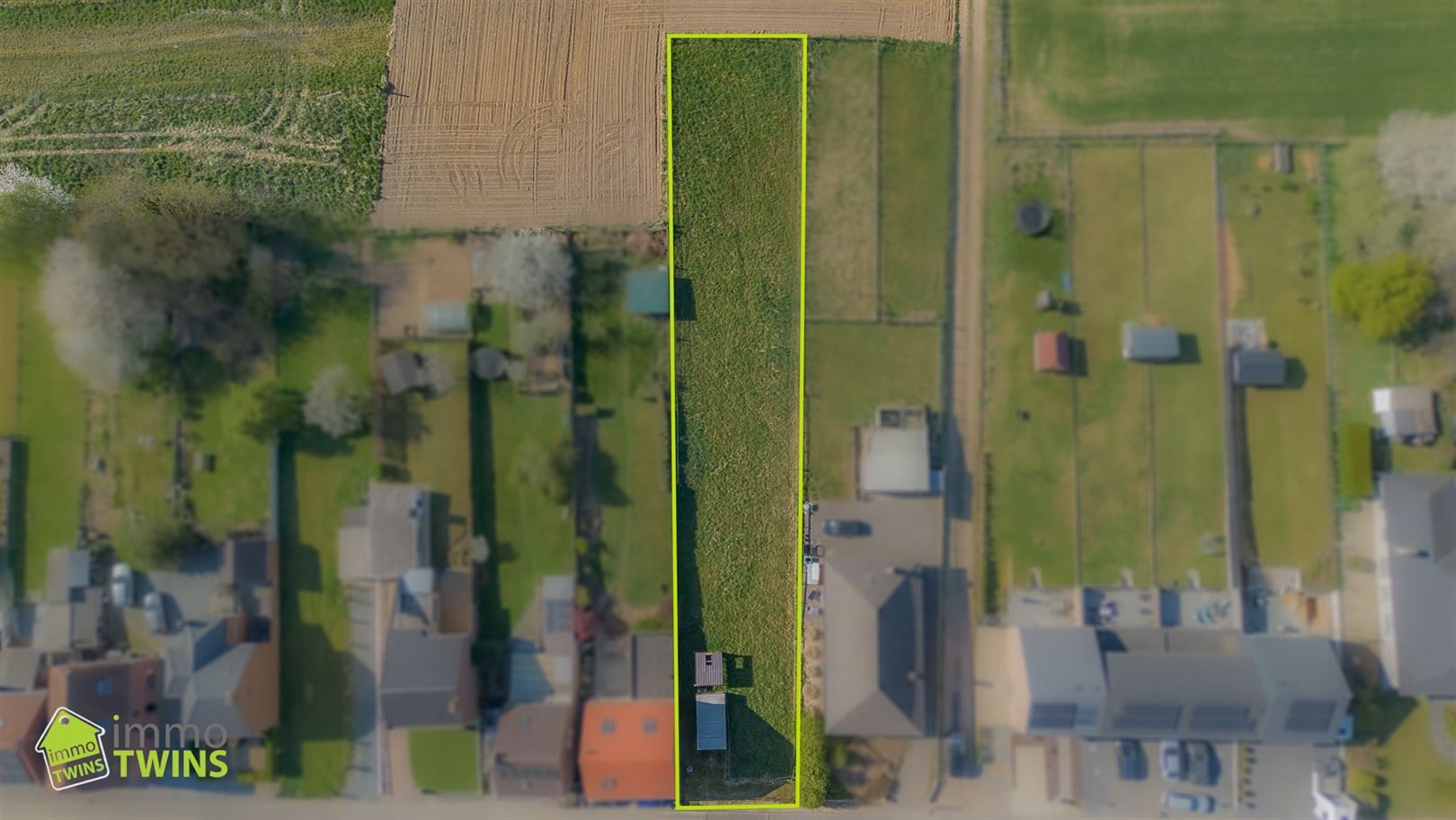 Bouwgrond halfopen bebouwing met weids groenzicht te Ninove foto {{pictureIndex}}