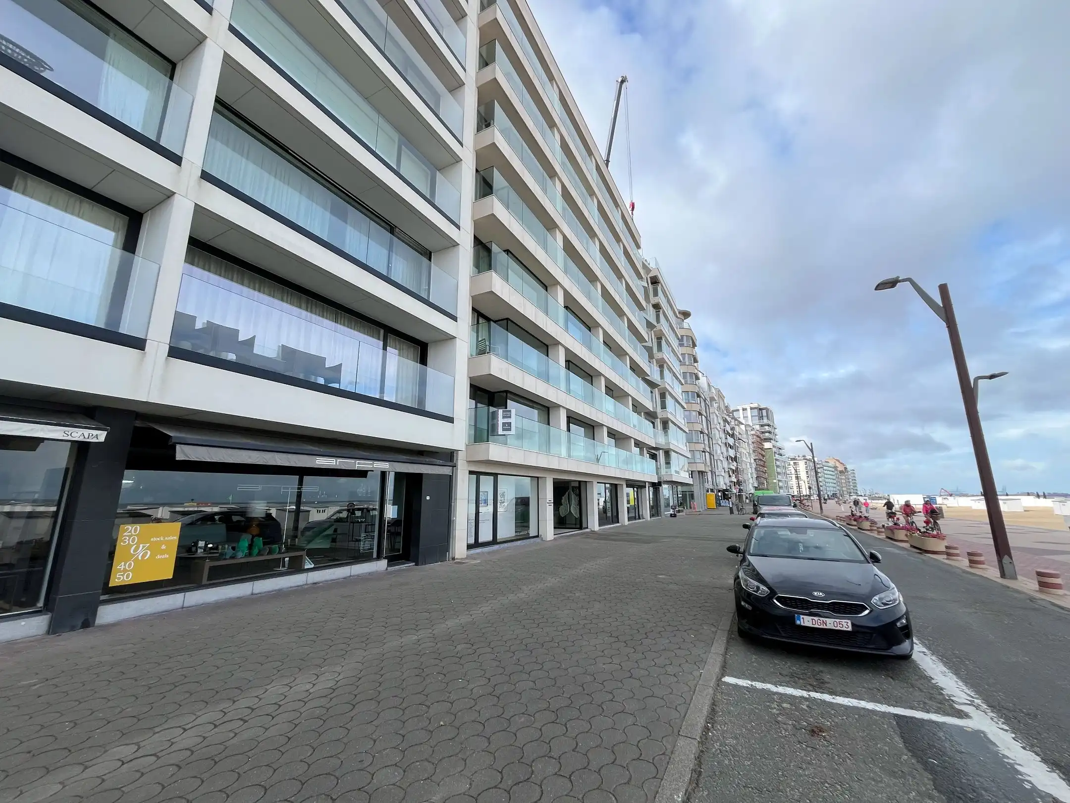 Ruim handelspand op de Zeedijk in het Zoute met circa 7m. etalage. foto {{pictureIndex}}