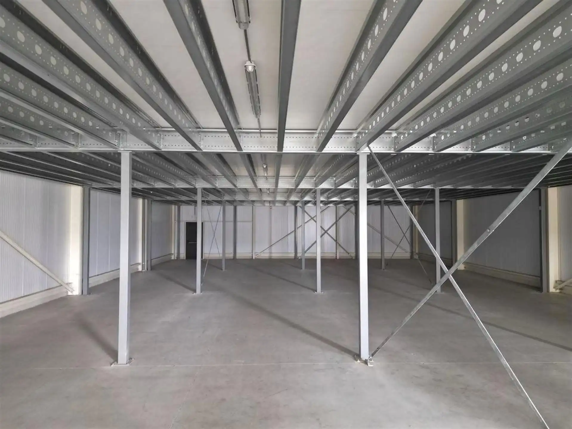 TE HUUR GENK - Hal met verdieping 900m² (+BUITENTERREIN) foto 6