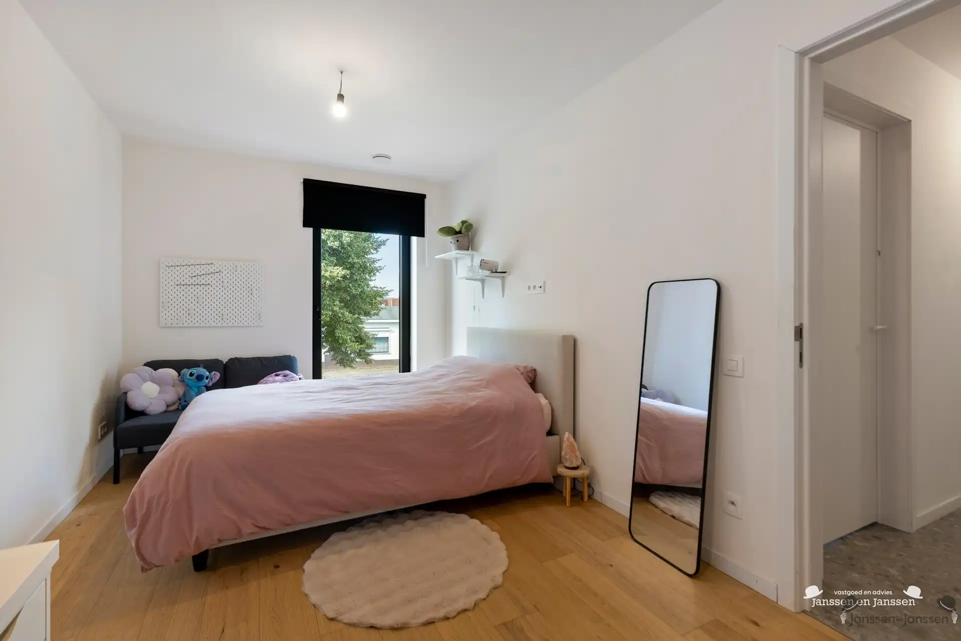 Moderne halfopen bebouwing uit 2024 met hoogwaardige afwerking foto 15