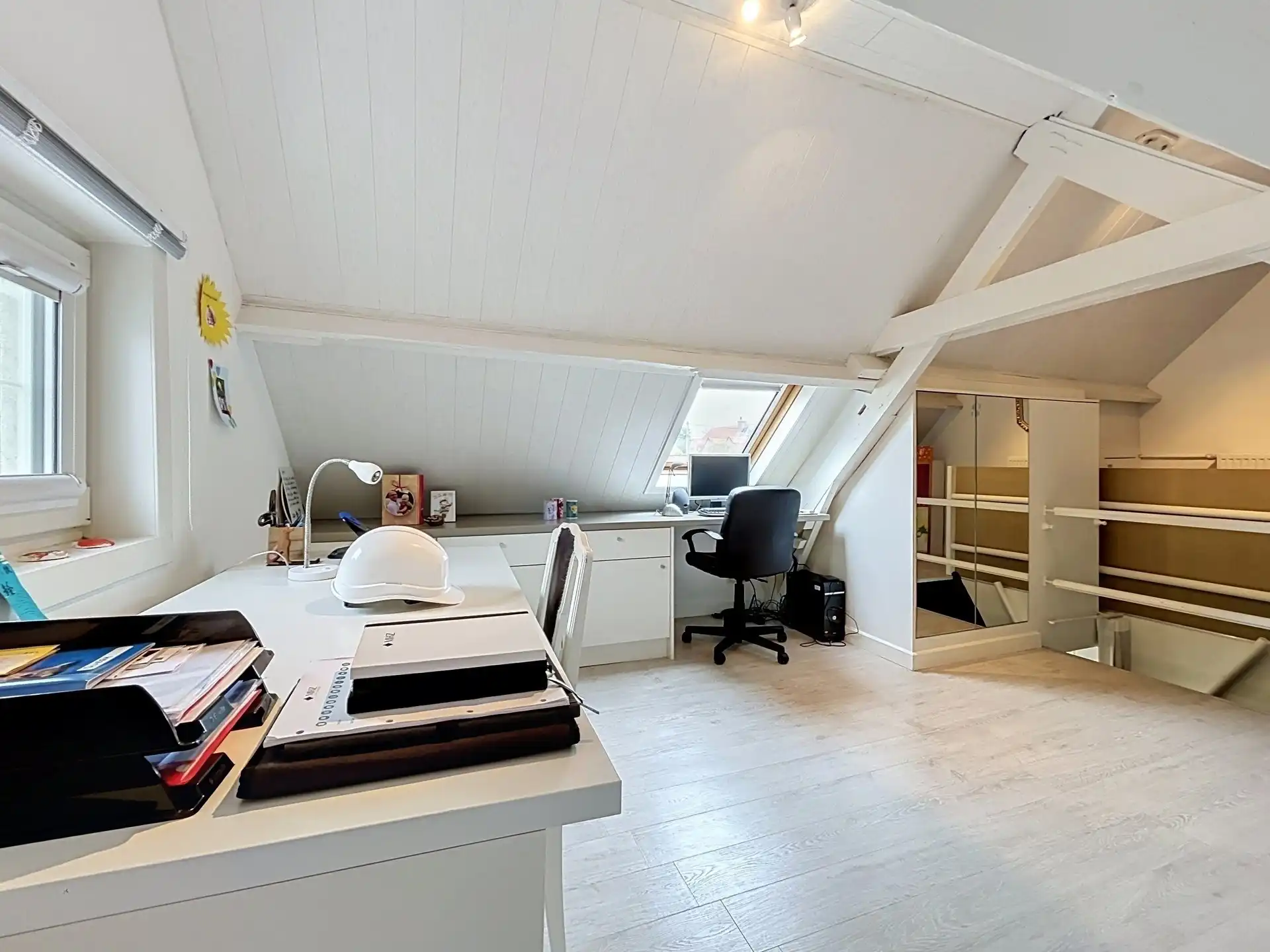 Charmante instapklare gezinswoning met 2 garages op prachtig perceel met zicht op oneindig. foto 16