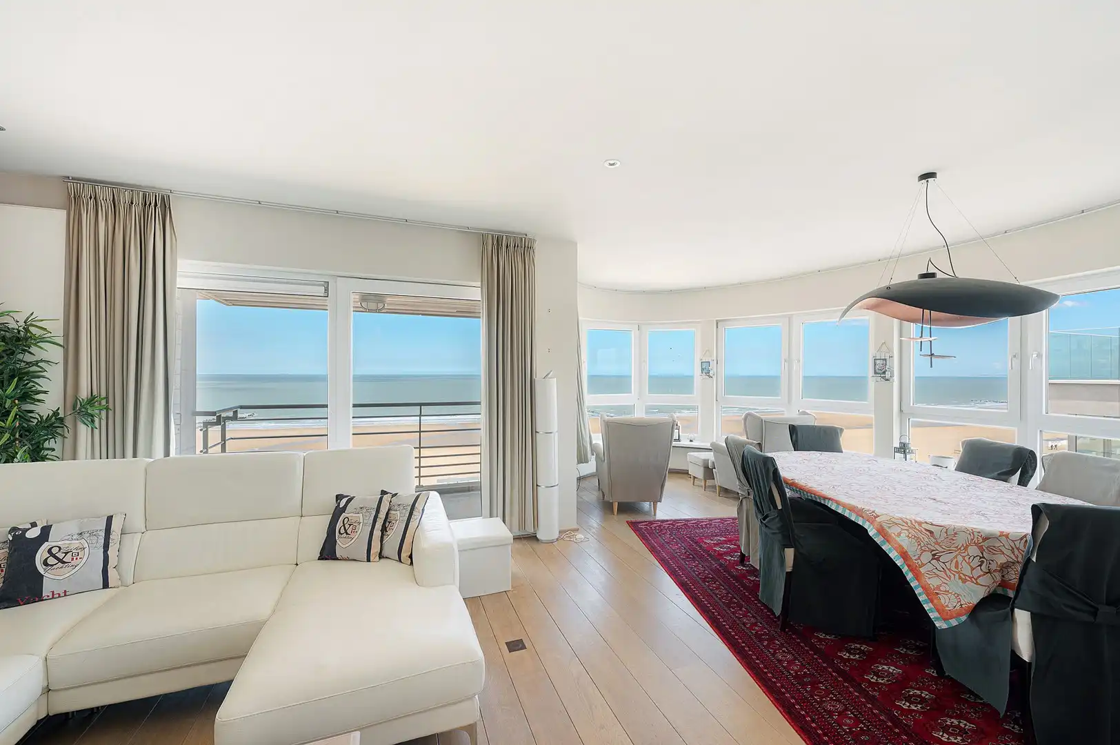Schitterend hoekappartement in het hart van het Zoute met frontaal zeezicht. foto 7