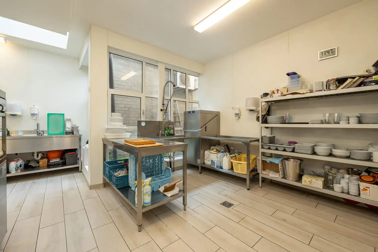 Centraal gelegen handelsgelijkvloers met horeca-inrichting in hartje Boechout foto 3