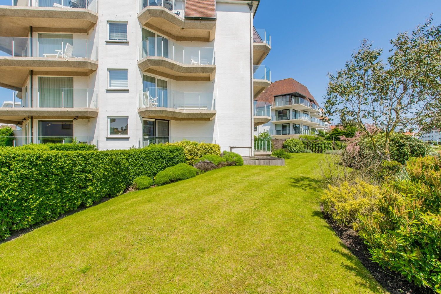 Lichtrijk hoek-appartement van ruim 180m2, rustig gelegen in een standingvolle villaresidentie, op enkele stappen van de zeedijk Albertstrand en de Royal Zoute  foto 20