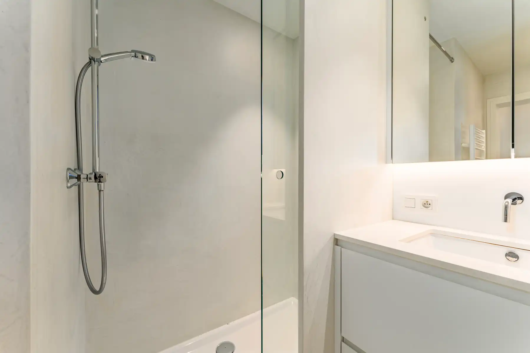 Stijlvol gerenoveerd appartement met zijdelings zeezicht foto 13