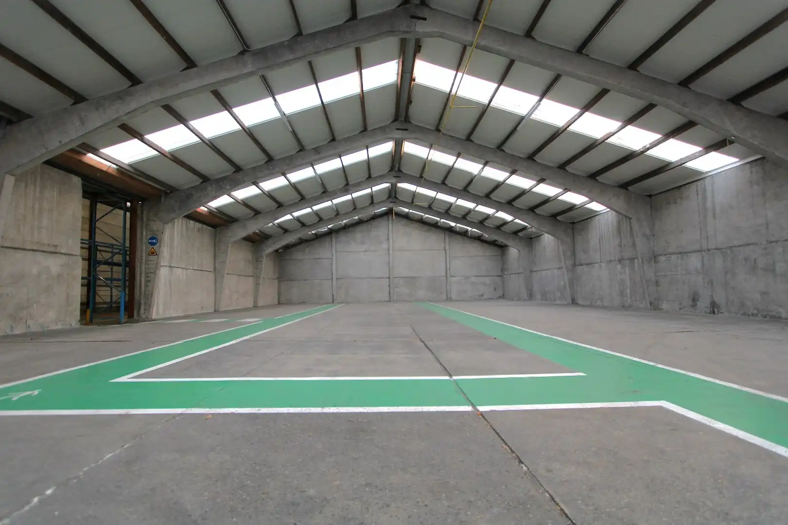 Magazijn (760m²) met koer (1040m²) en bureelruimte (85m²) te huur centrum Knokke Nieuwstraat foto {{pictureIndex}}