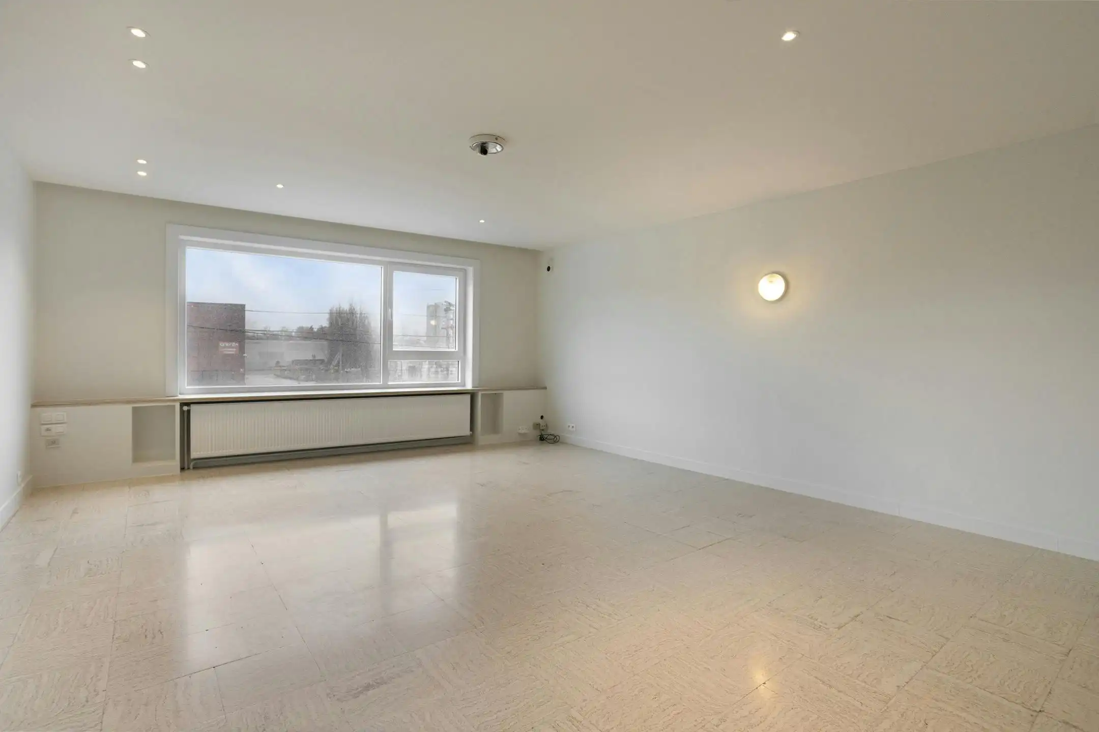 Bel-étage huis te koop met ruime garage en zicht op de vaart foto 5