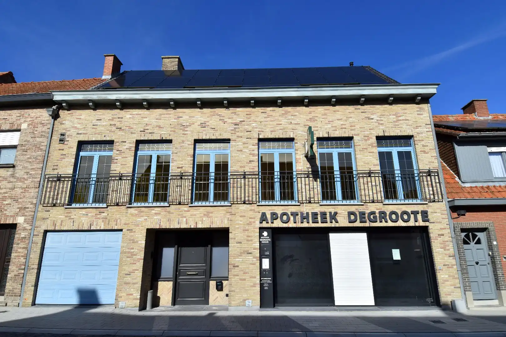 Statige woning met praktijkgedeelte (101 m²), 4 slaapkamers en zonnige tuin te koop in het straatbeeld van Bellegem foto 2