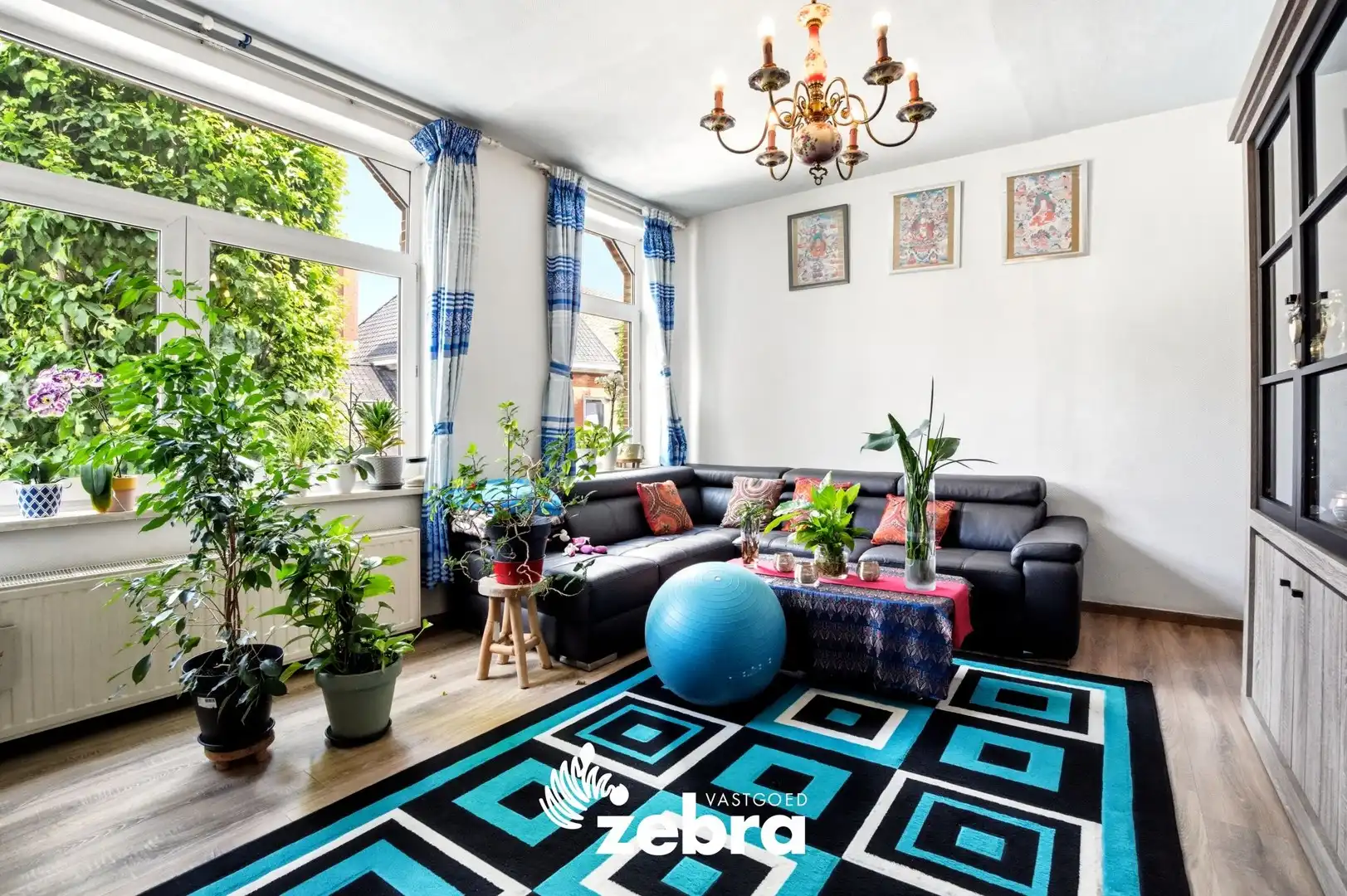 Gesloten bebouwing met 4 slaapkamers, ruime garage en handelsruimte in Sint-Kruis foto 20