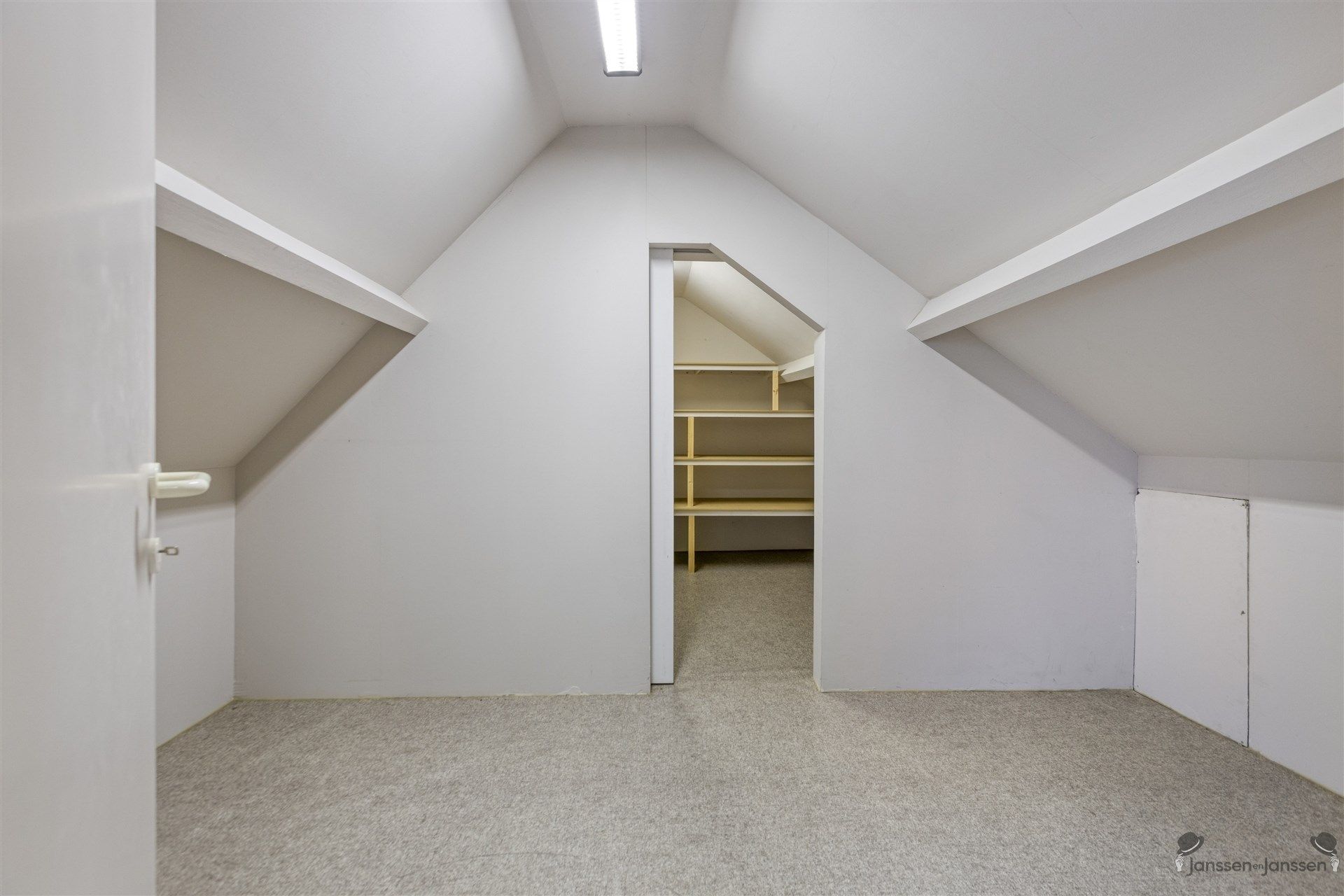 Ruime, goed onderhouden woning met prachtige tuin in Elsum Geel foto 22