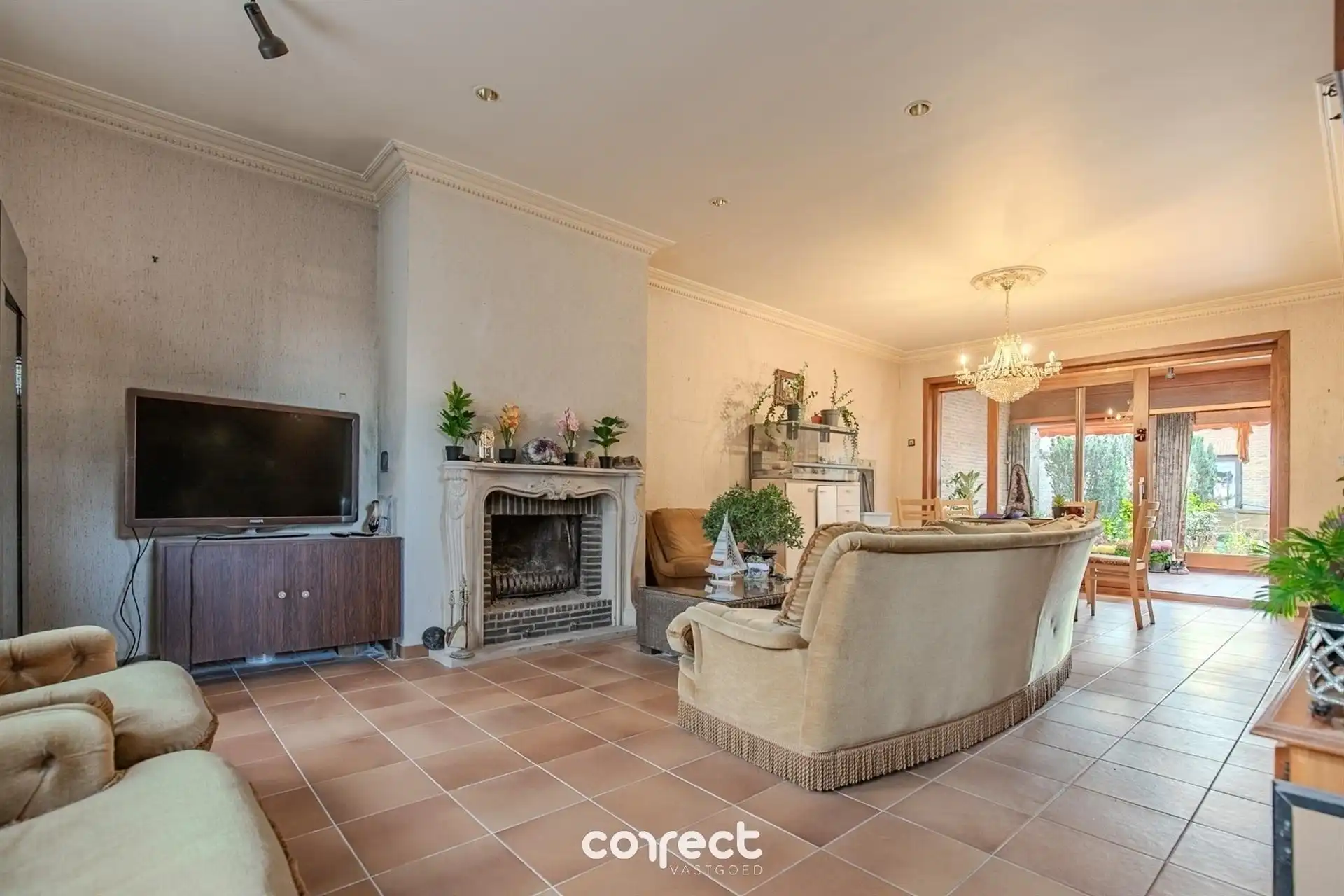 Centraal gelegen burgerwoning met garage, groot bijgebouw en ruime tuin. foto 4