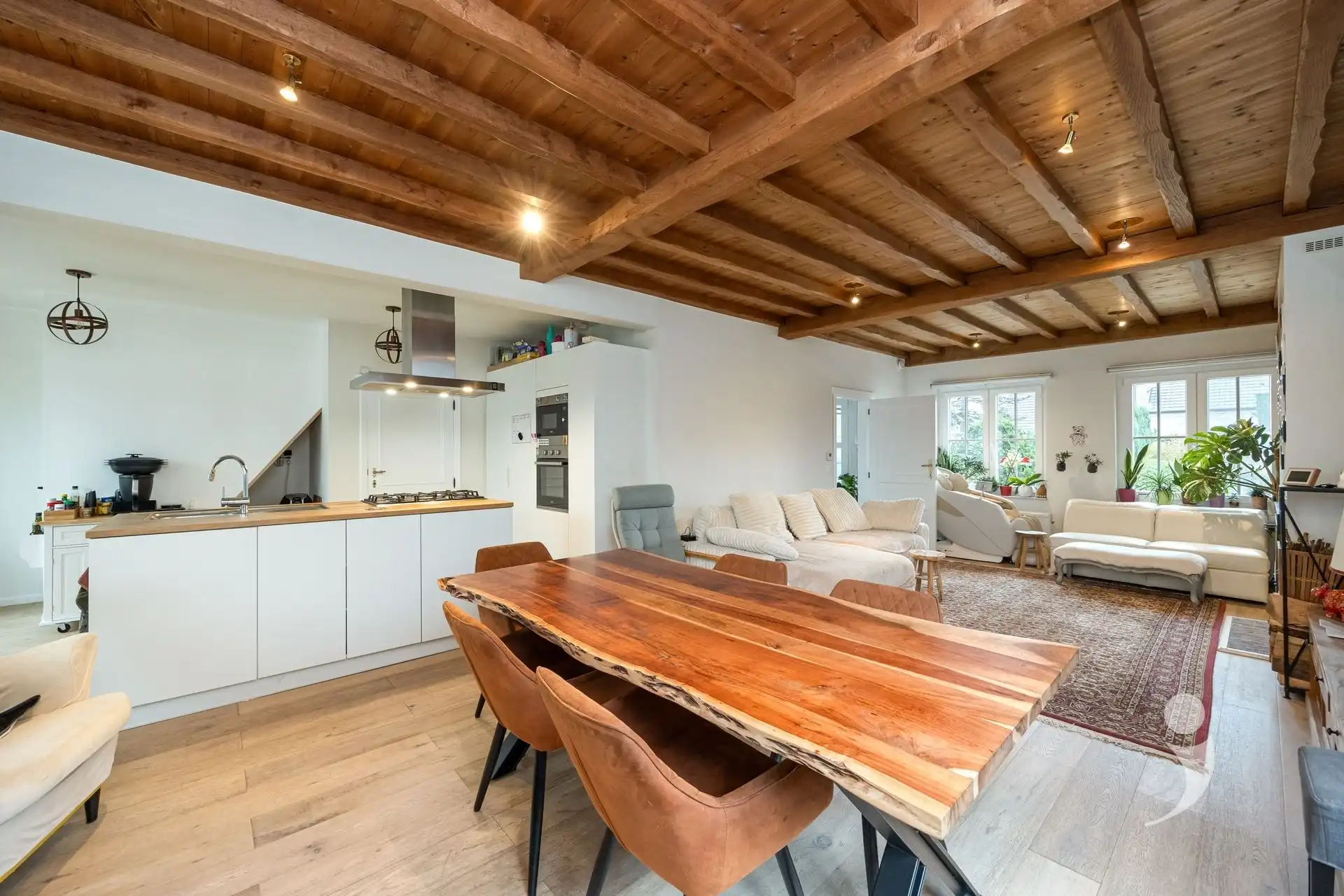 Gerenoveerde bungalow met zwembad in een rustige woonwijk foto 6