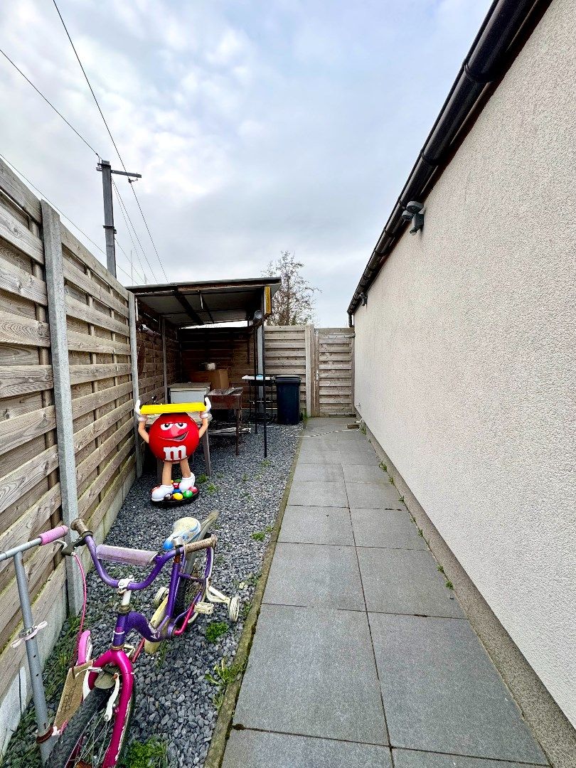 GERENOVEERDE HALFOPEN WONING MET 4 SLPKS EN RUIM TERRAS foto 4