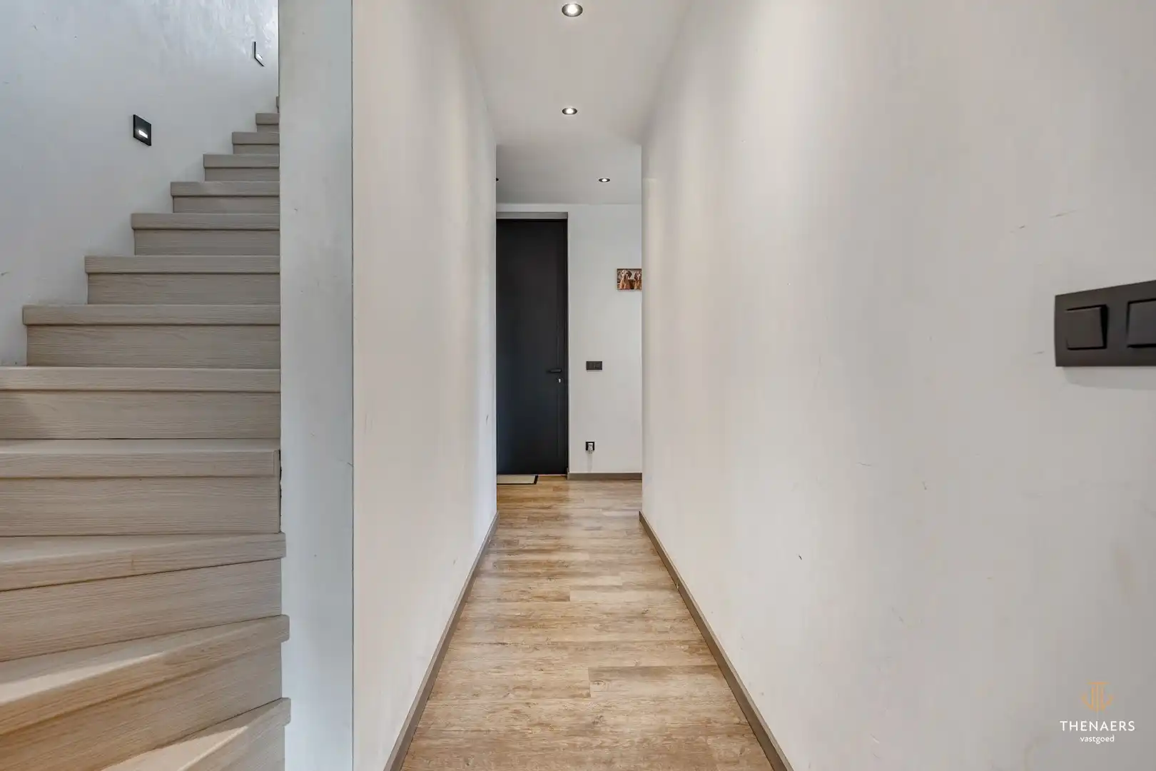 Exclusieve en bijzonder energiezuinige woning met 332 m² woonoppervlakte, vier autostaanplaatsen en verwarmd zwembad. foto 21