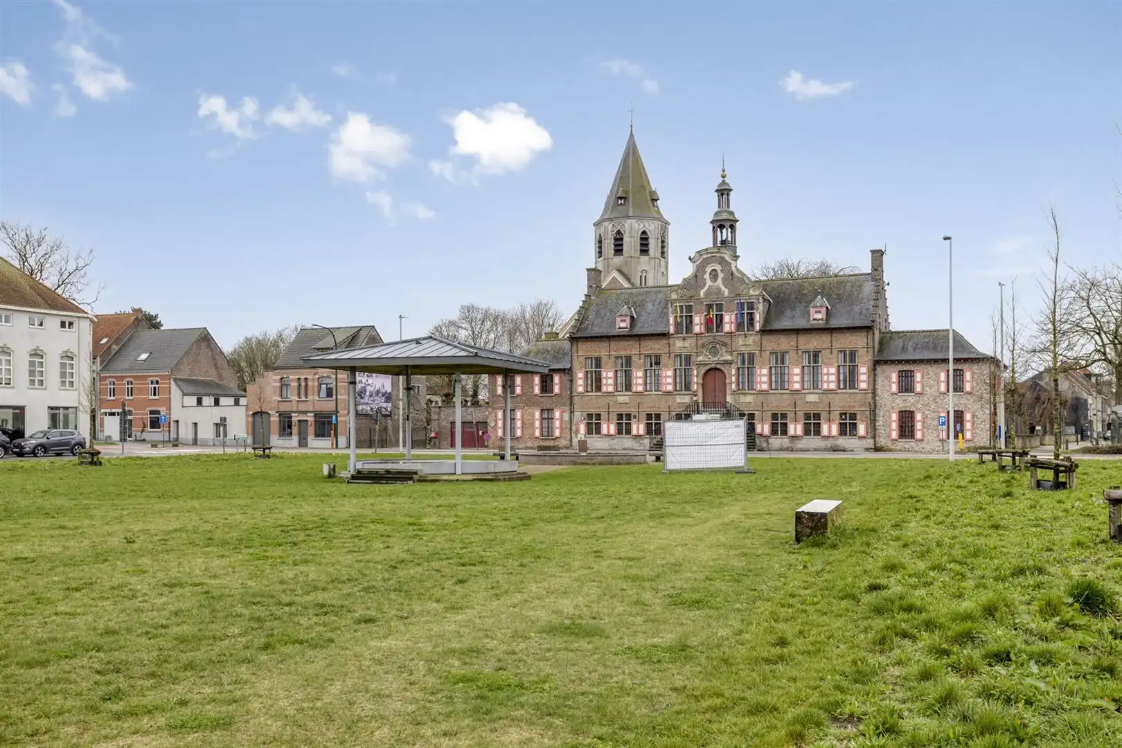Te renoveren woning gelegen aan het plein in Kaprijke ! foto 2