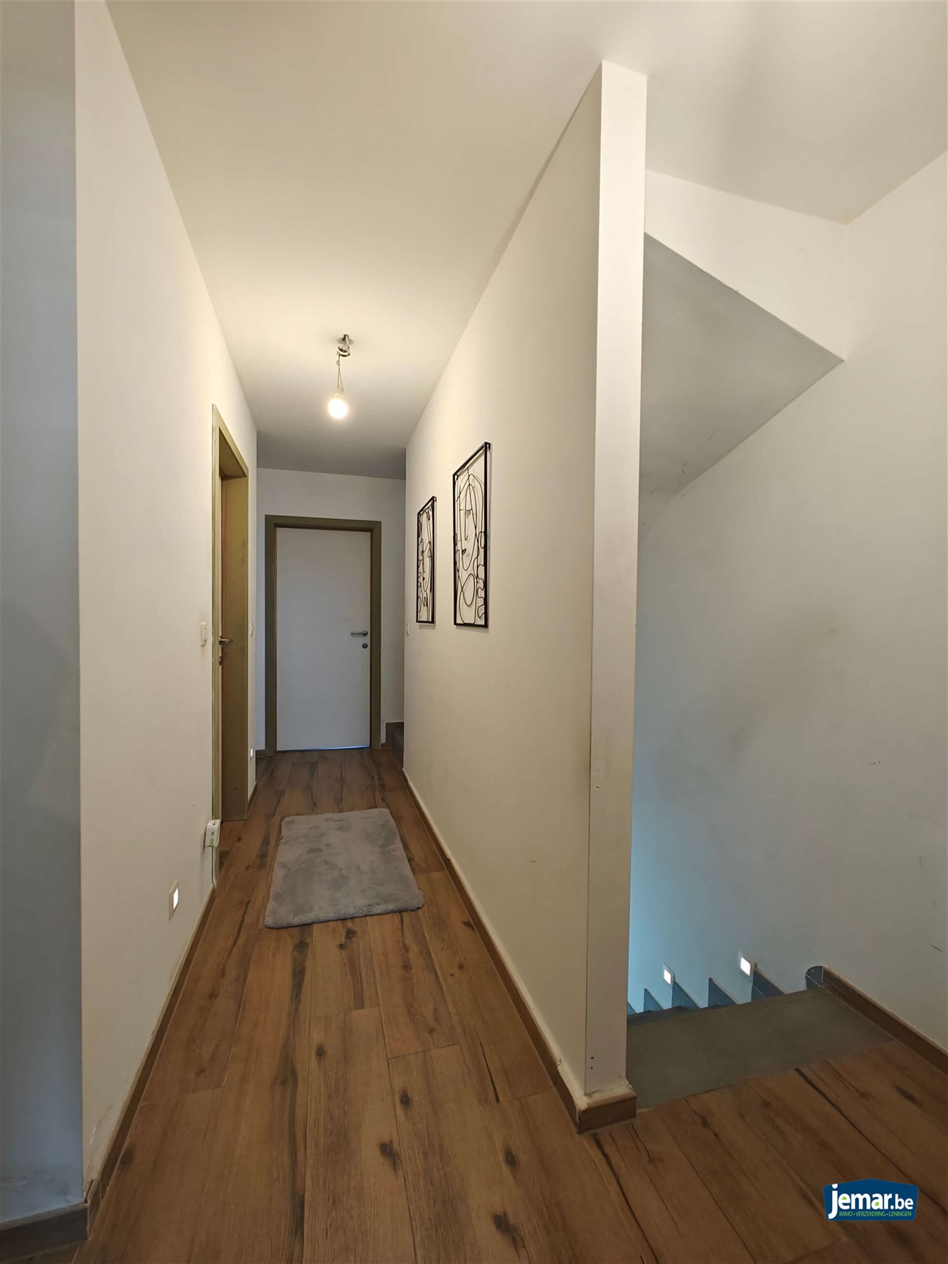 Woning met 5 slaapkamers, 2 badkamers en een grote garage foto 10