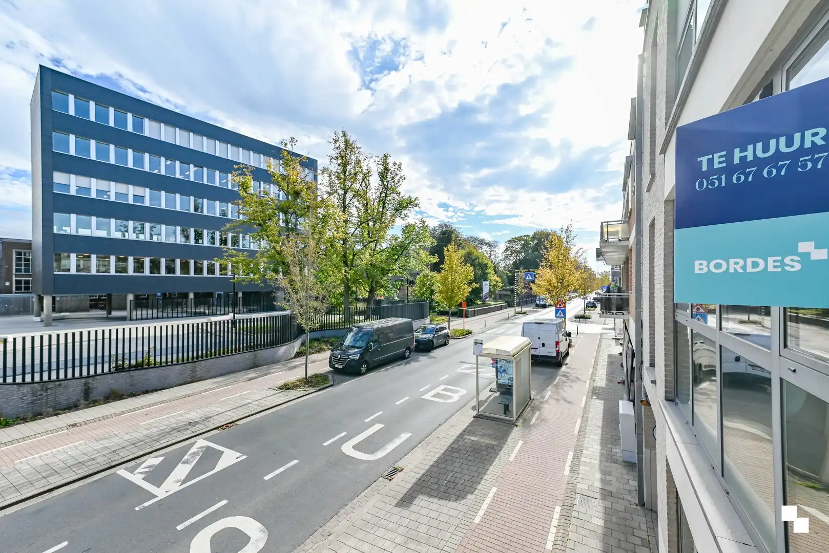 Ruim appartement met drie slaapkamers & garagebox foto 2