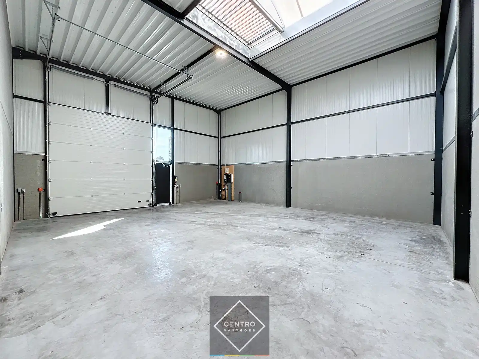 LOODS (132m²) voor OPSLAG inclusief private parkeerplaats voor de deur en vrije hoogte 6m op ambachtelijke zone te Ingelmunster. foto 7