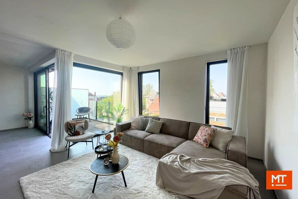 Duplex-appartement met 2 slaapkamers en Zuidgericht terras te koop in de dorpskern van Beselare foto {{pictureIndex}}