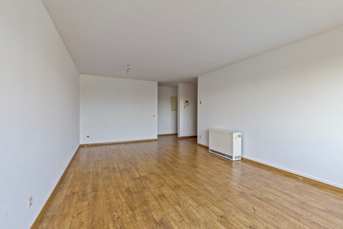 Ruim appartement met drie slaapkamers en parking te koop! foto 2