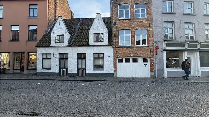 Hoofdfoto van de publicatie: Comfortabele 2-slaapkamerwoning met stadsterras te koop in Brugge