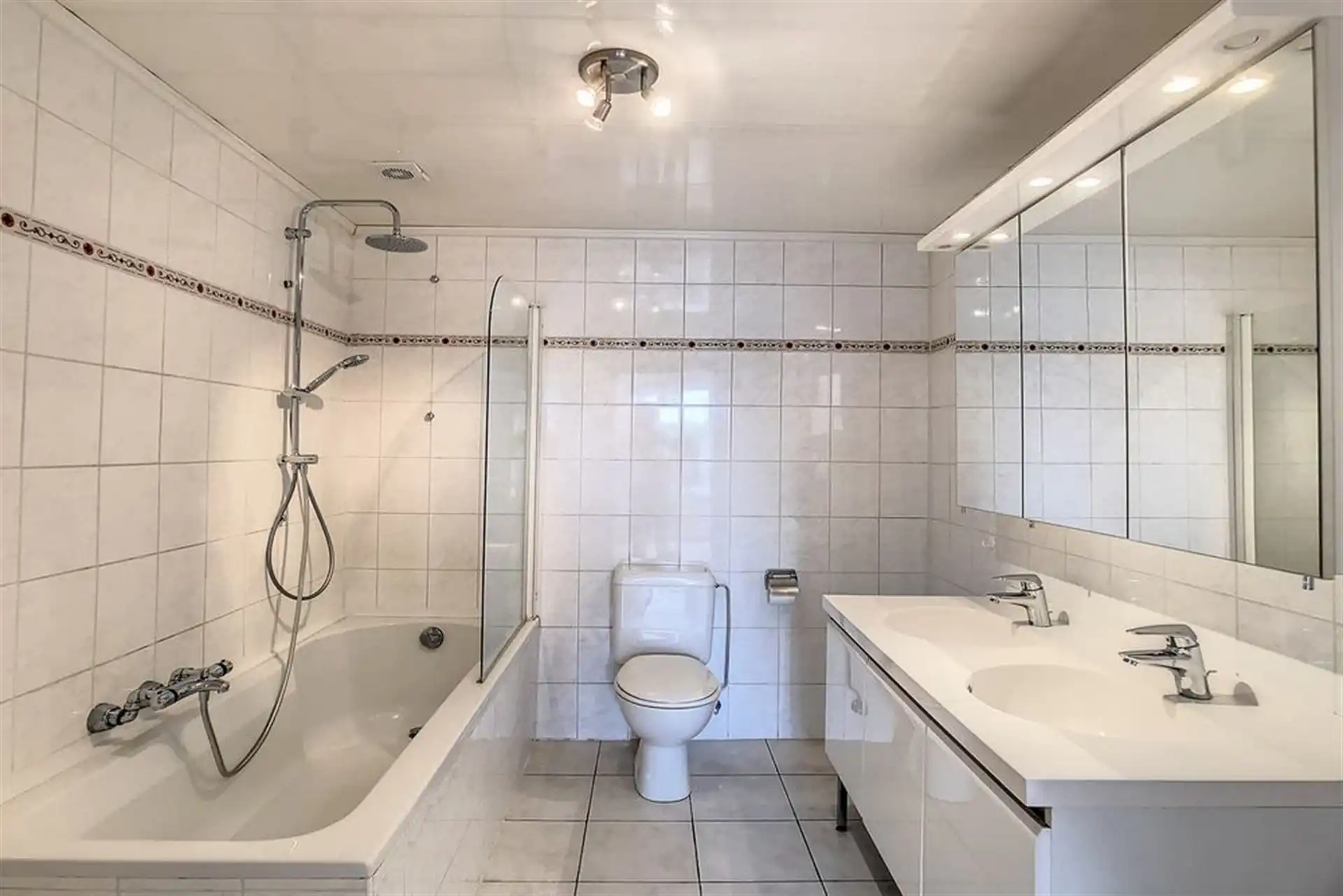 Instapklare half-open bebouwing met 3 slaapkamers en tuin foto 18